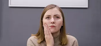 Почему болит небо во рту и стоит ли бить тревогу