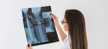 Компрессионный перелом грудного позвонка: причины, симптомы и лечение