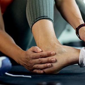 Ушиб большого пальца на ноге: симптомы, первая помощь и лечение