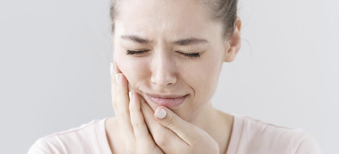 Что делать, если сильно болят зубы: народные и медицинские средства