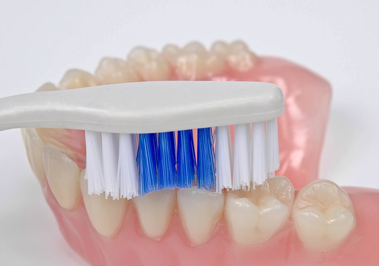 Чем чистить зубные протезы