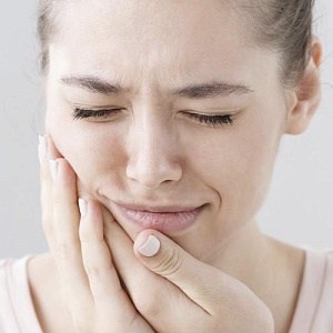 Что делать, если сильно болят зубы: народные и медицинские средства