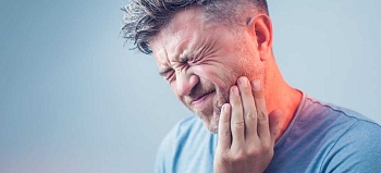 Почему болят все зубы: причины и первая помощь