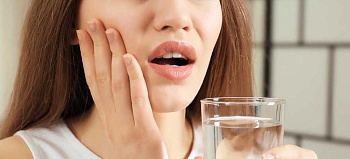 Как быстро снять зубную боль: препараты и народные средства