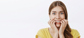 Белые пятна на передних зубах: как их убрать?