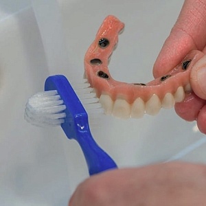 Чем чистить зубные протезы: средства и приспособления