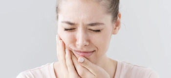 Что делать, если болит зуб мудрости: к кому обращаться и как снять боль