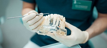 Больно ли ставить импланты зубов и наращивать костную ткань